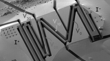 Visualisierung einer FRG-Materialstruktur mit VO-Gitter und chemischen Elementen.